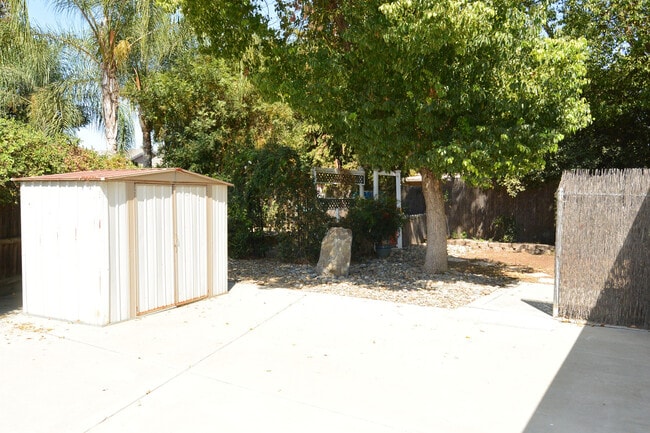 Building Photo - 3 bedroom 2 bathroom in the El Diamante sc...