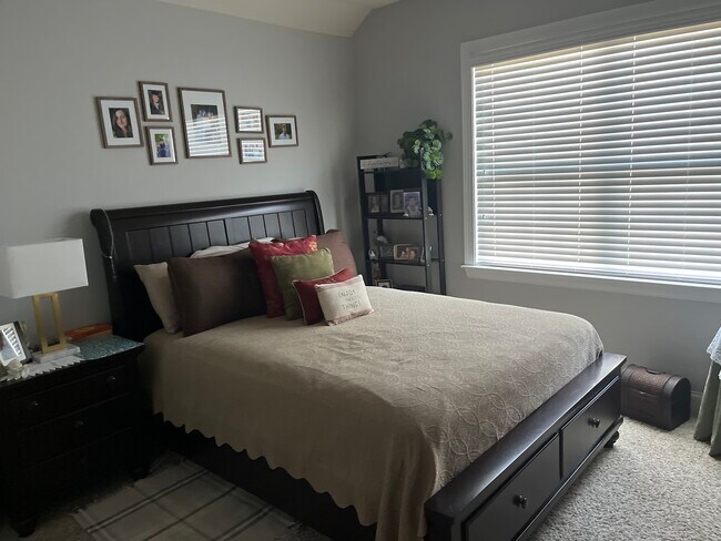 Upstairs bedroom - 2645 Cherry Laurel Dr