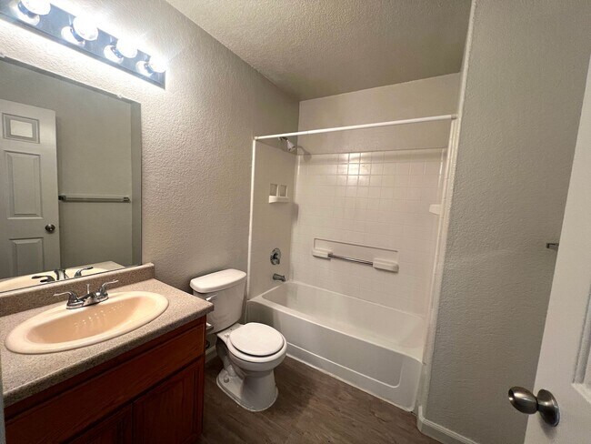 Building Photo - SPACIOUS 2BED/2BATH CONDO * SECOND FLOOR UNIT*