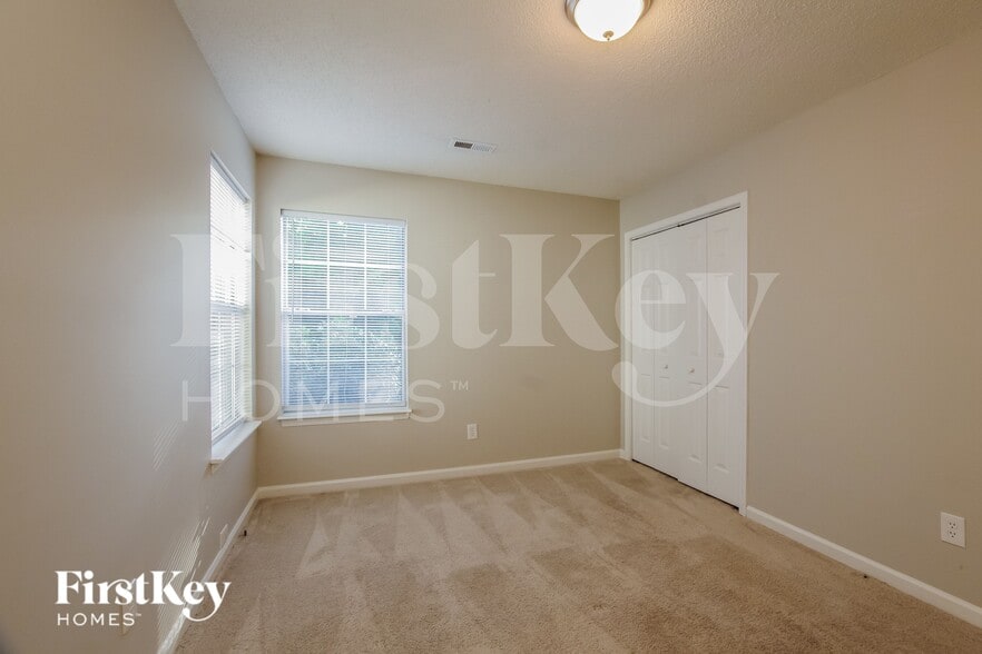 Building Photo - 812 Silver Ct
