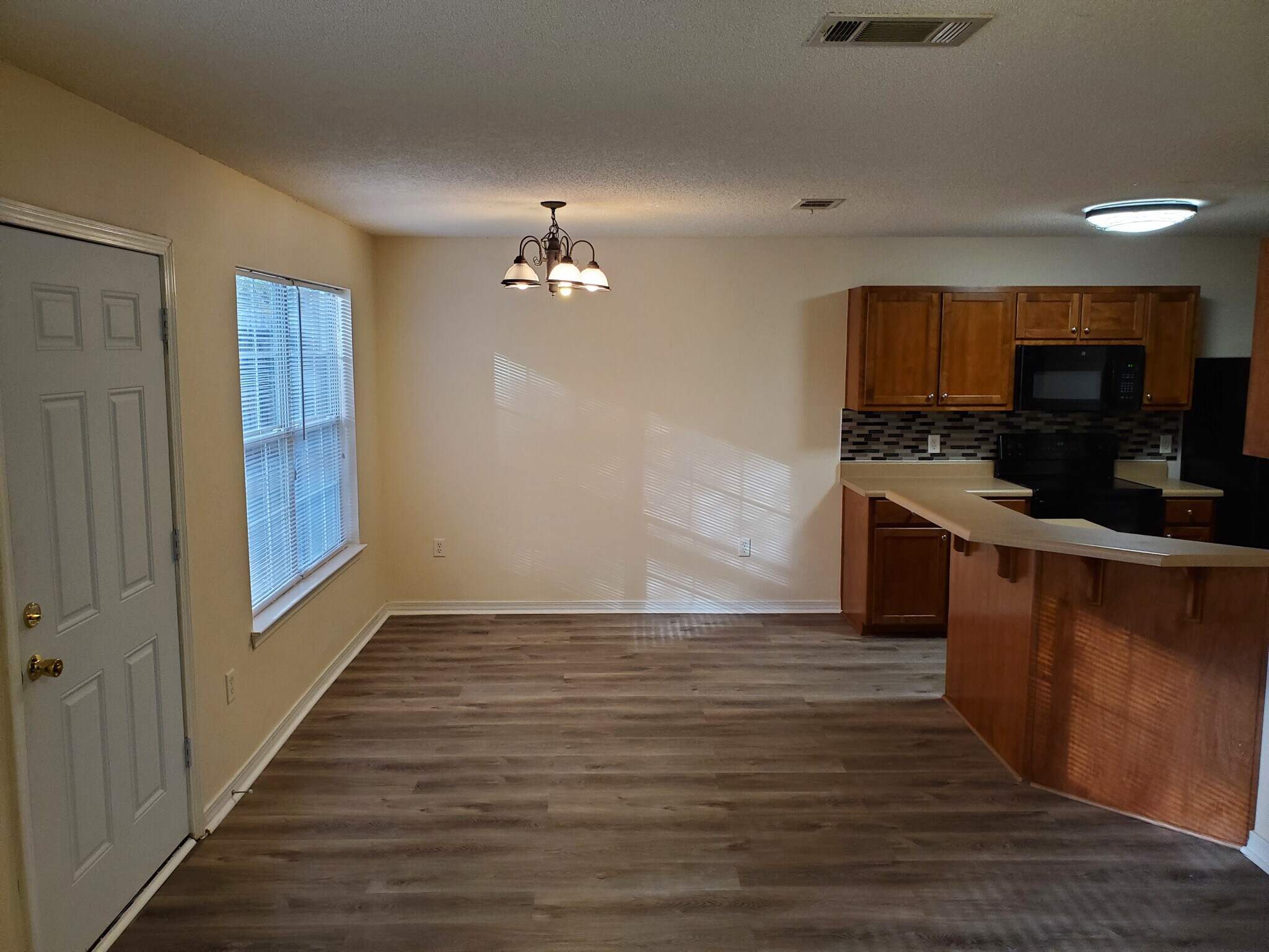Dining area - 5165 Victoria Dr