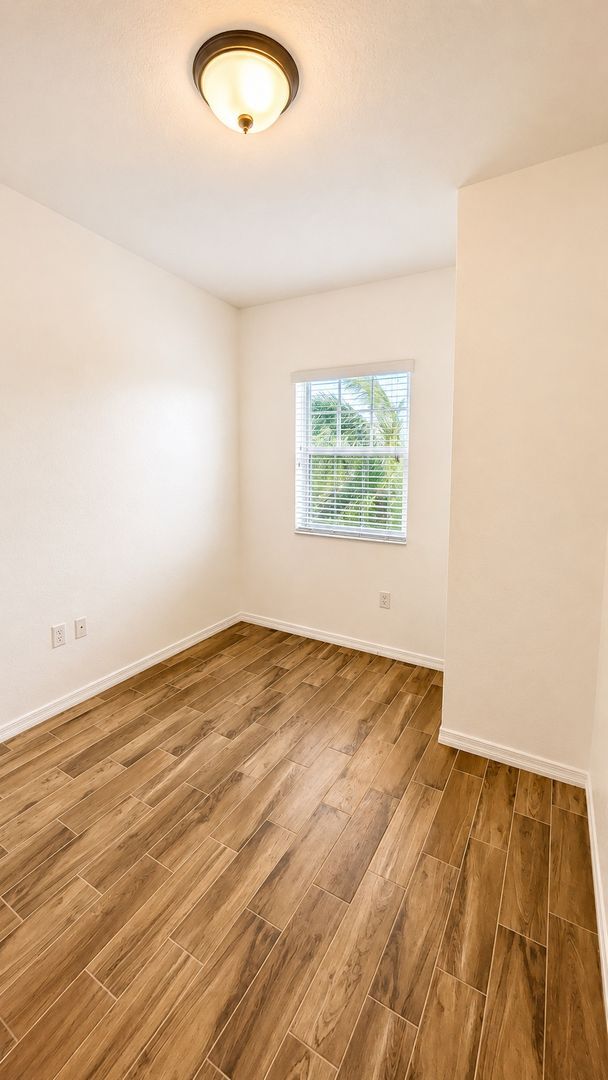 Building Photo - Annual unfurnished luxury 3/2 condo downtown Sarasota overlooking a park!