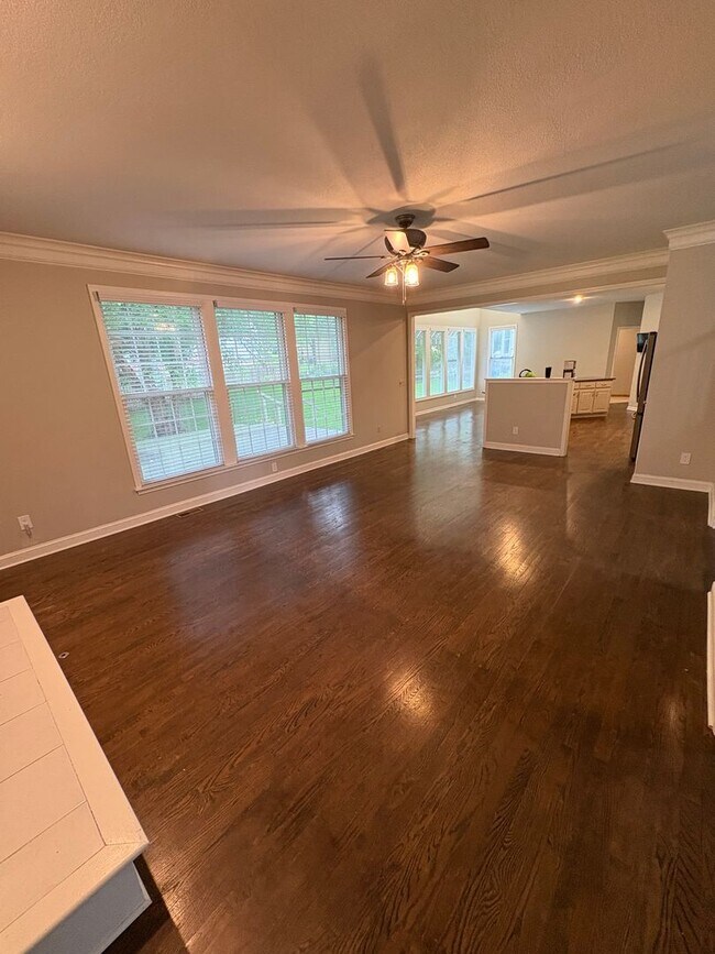 Building Photo - 4 bed/4.5 bath Overland Park Home w/seasonal Pool/Park/Trail in Blue Valley!!