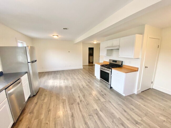Building Photo - 12 Malletts Bay Ave