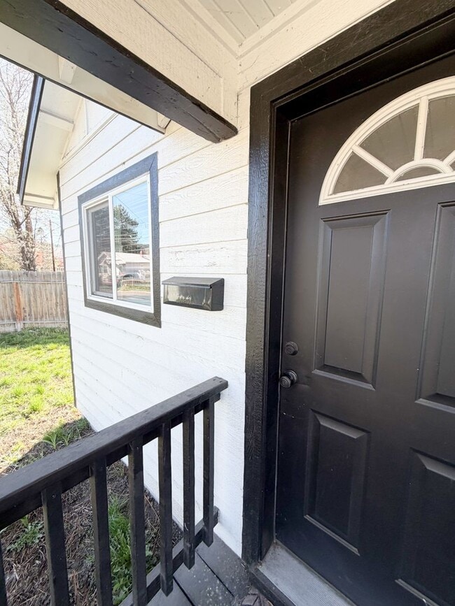 Building Photo - 2 Bedroom, 1 Bathroom Home