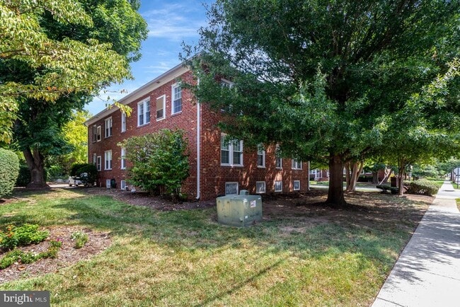 Building Photo - 1800 Dewitt Ave