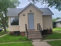 Building Photo - 1304 E 6th St