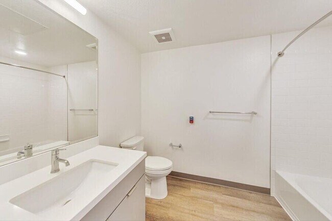 Building Photo - 4045 Broadway-211