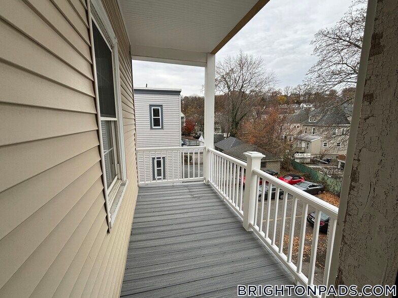 Building Photo - 44 Fairbanks St