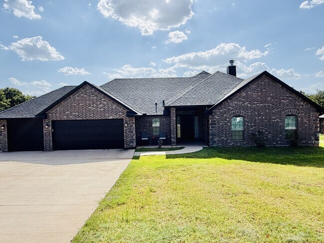 Building Photo - 465 Maple Dr