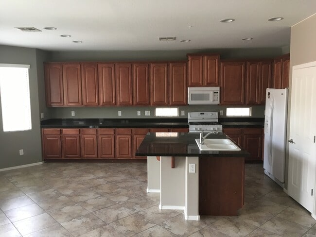 Building Photo - 3 Bed 2.5 Bath home!!