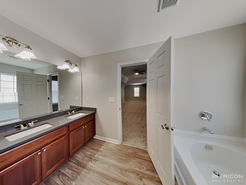 Building Photo - 1001 Southridge Dr