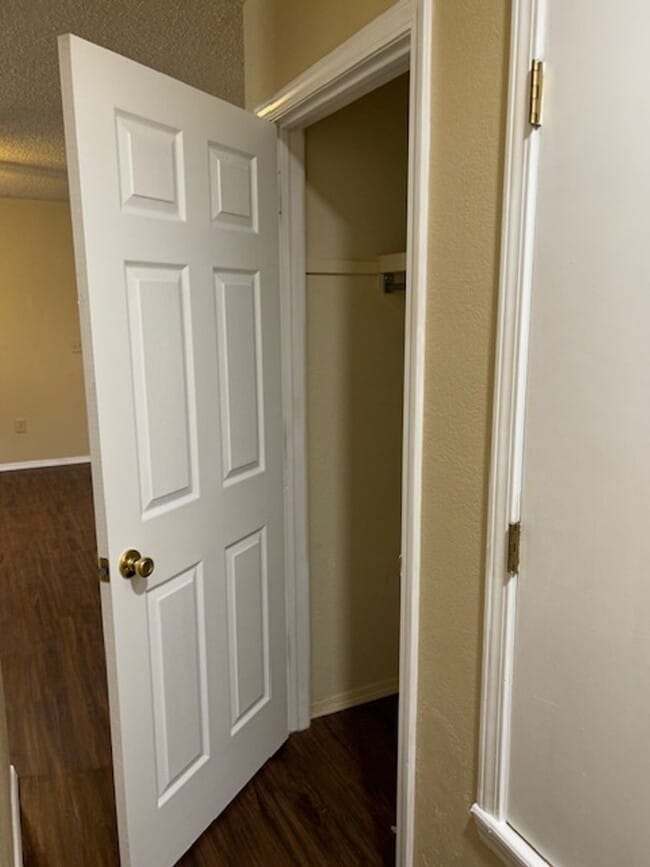 Building Photo - 4 bed 1.5 bath house