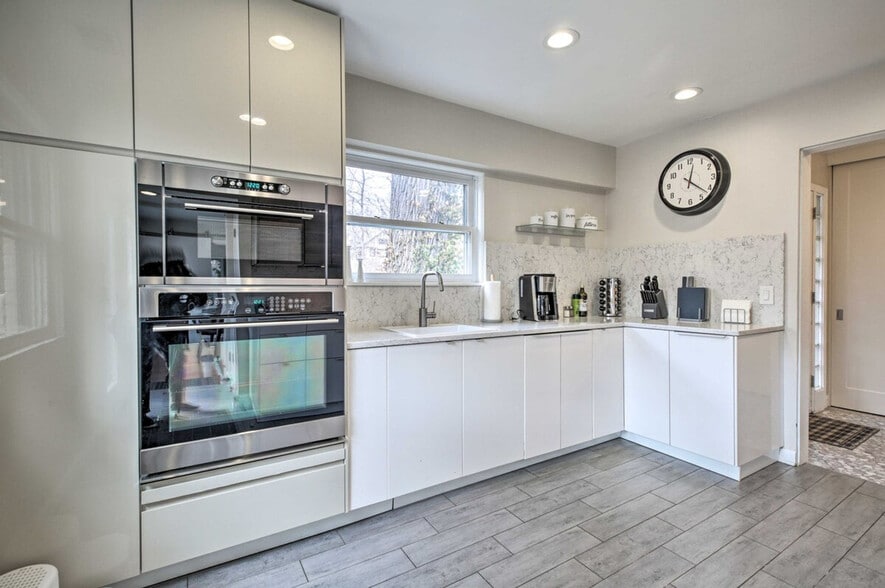 Building Photo - 696 Crescent Blvd