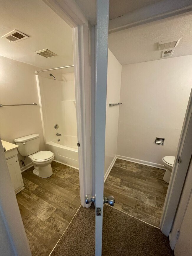 Building Photo - Perfectly located, quiet apartment complex just south of UNC, for graduate / med students - Inclu...