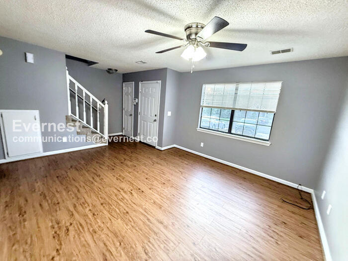 Building Photo - 2225 Cheshire Dr