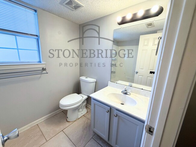 Building Photo - Spacious 3 bed, 2 bath with loft