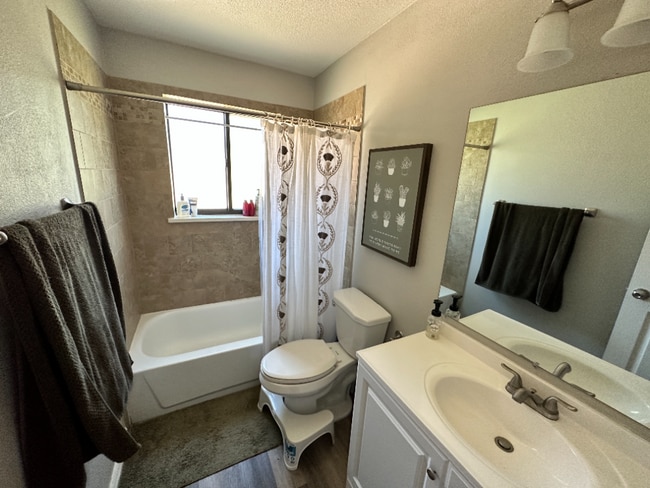 Building Photo - Available December! Cosy duplex in Potter Highlands!