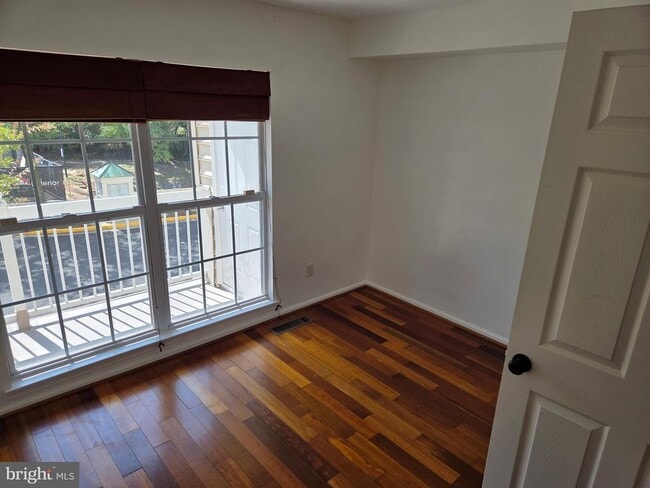 Building Photo - 1930 Crescent Park Dr