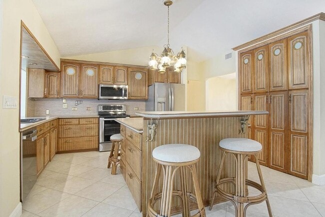 Building Photo - 1232 SW Knollwood Dr