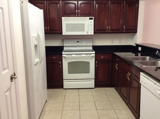 Building Photo - Spacious 2BR/2.5BA Townhome in Mallorca Sq...