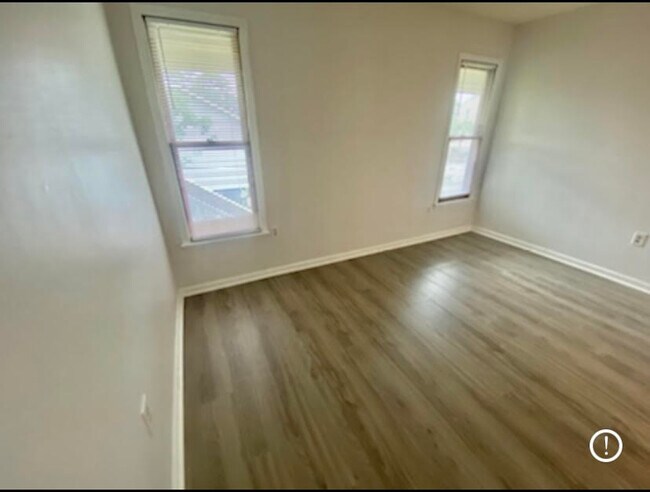 Building Photo - 212 11th Ave S