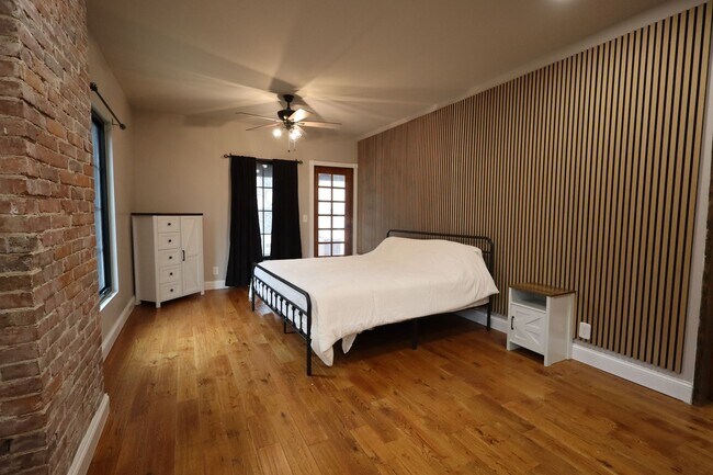 Building Photo - 400 N. 9th-4TH OFFSET