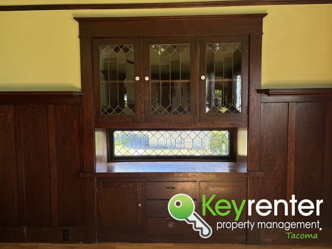Building Photo - One of a Kind Craftsman House in Tacoma!