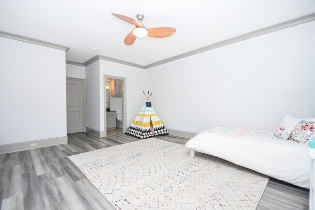 Building Photo - 2702 Tudor Manor