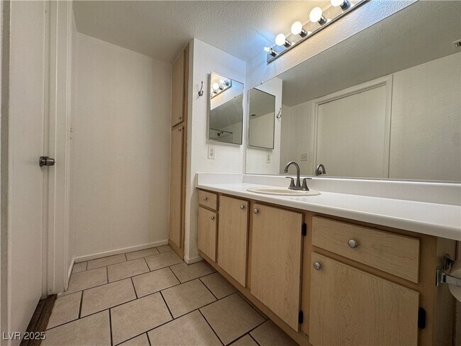 Building Photo - 8101 W Flamingo Rd