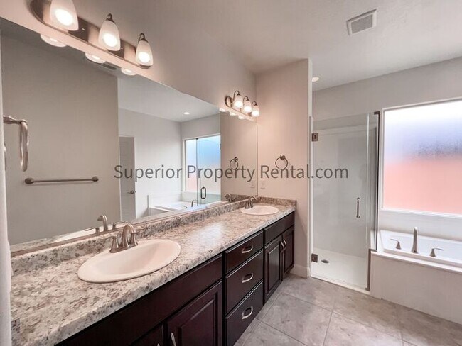 Building Photo - 4 bed, 2.5 bath home w/2 car garage