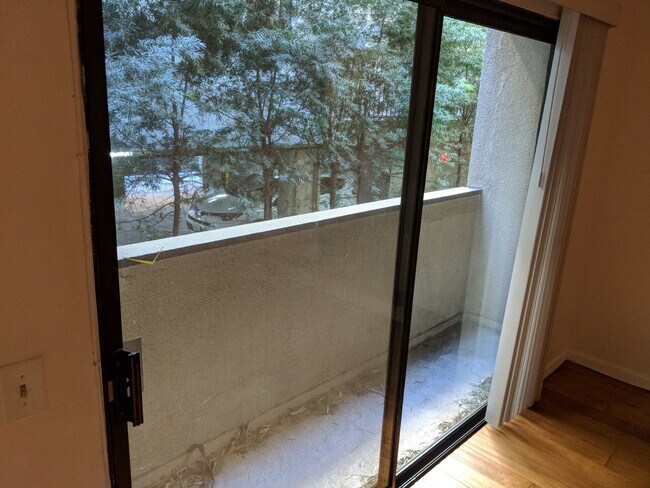 Building Photo - Great Condo in WeHo for Rent