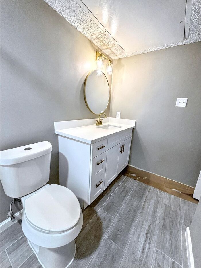 Building Photo - 2830 S Bartell Dr