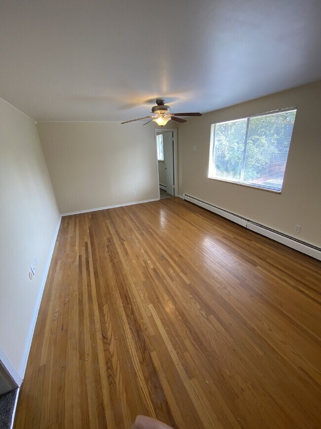 Building Photo - Don't miss out on this 5 bed 2.5 bath hous...