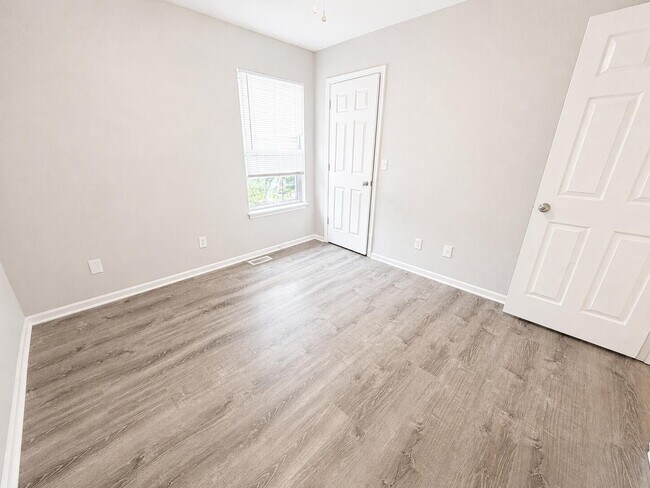 Building Photo - 1318 Valley Creek Ln