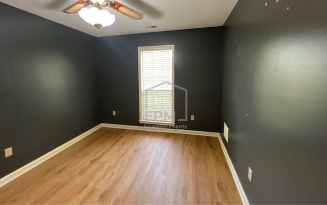 Building Photo - 1095 Carriage Dr S