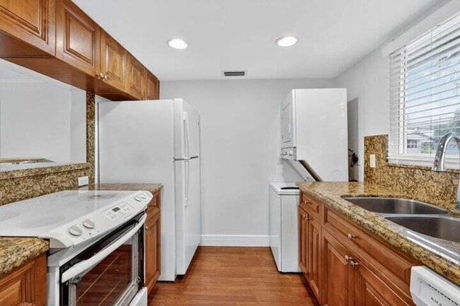 Building Photo - 45 SE 7th Ave