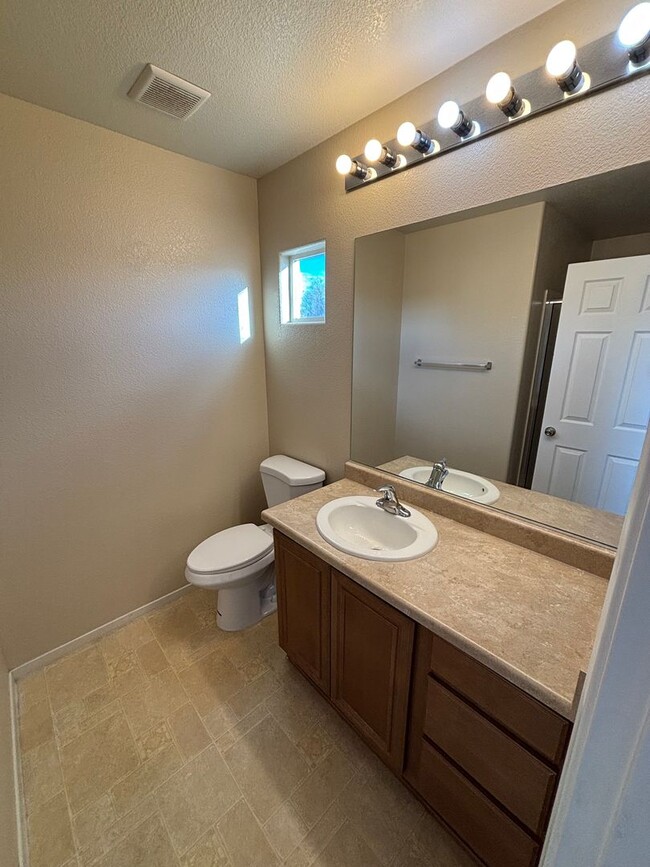 Building Photo - Gorgeous 3Bed/2.5Bath, 2-Story Home located in the SW part of the valley