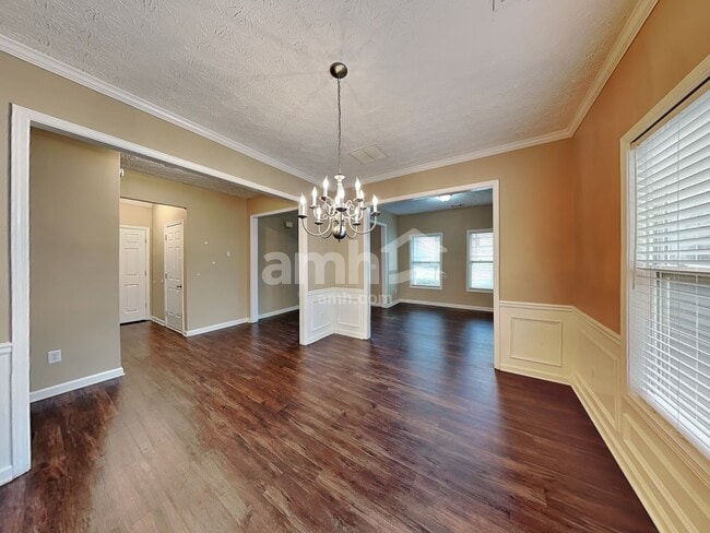 Building Photo - 2175 Village Green Dr