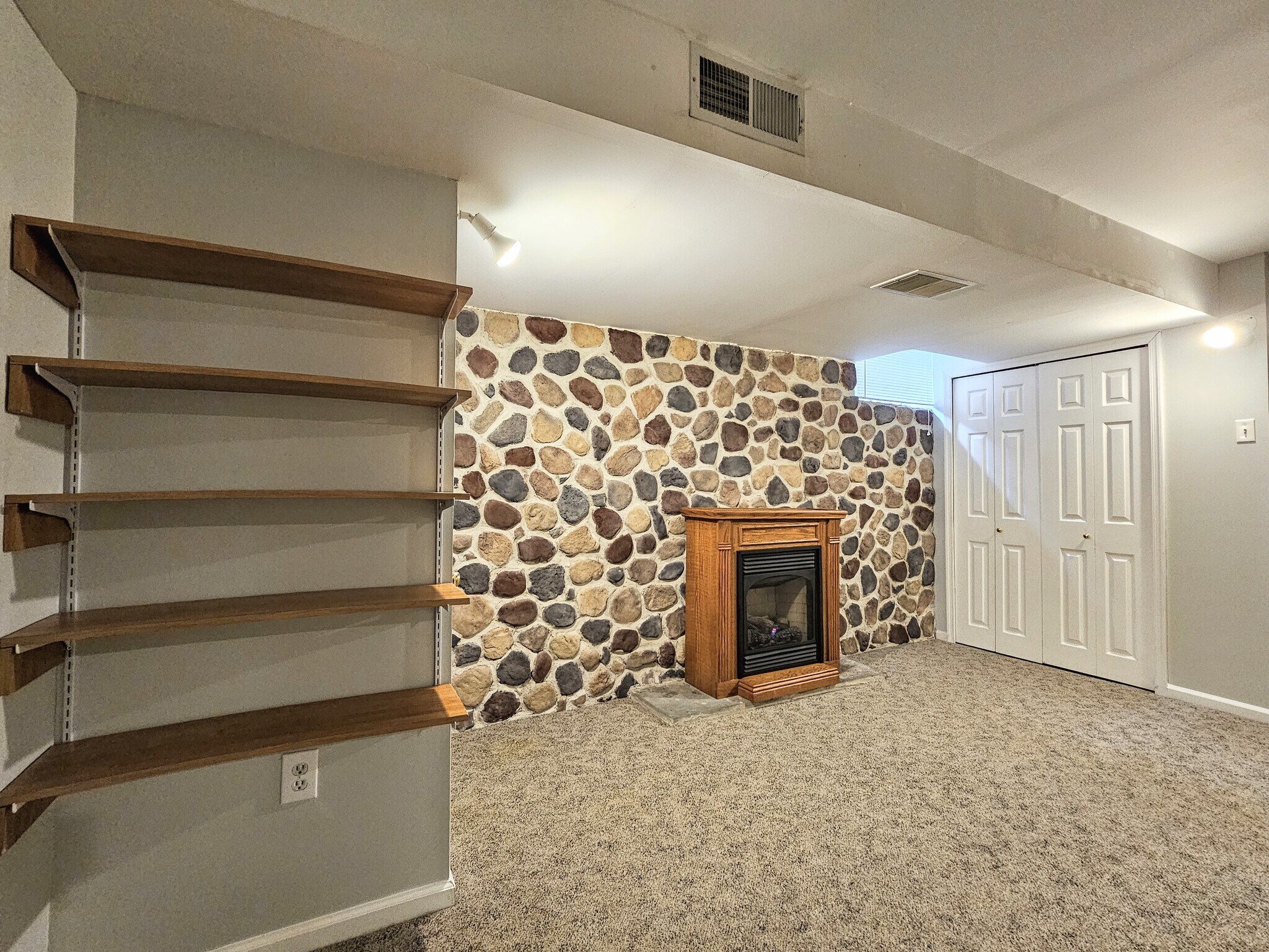 Building Photo - 160 Riders Way