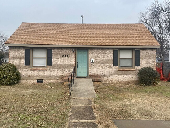 Building Photo - 2 bed 1 bath, laundry connections, large fenced yard, corner lot!
