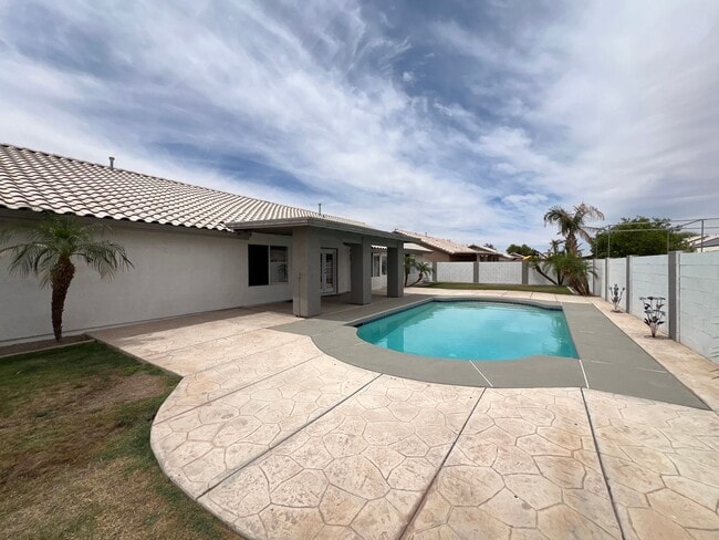 Building Photo - 4 BEDROOM POOL HOME!