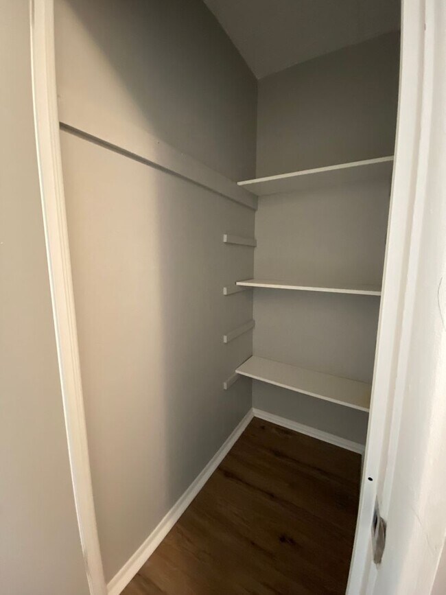 Building Photo - Renovated 2 Bedroom in Bellevue with Priva...