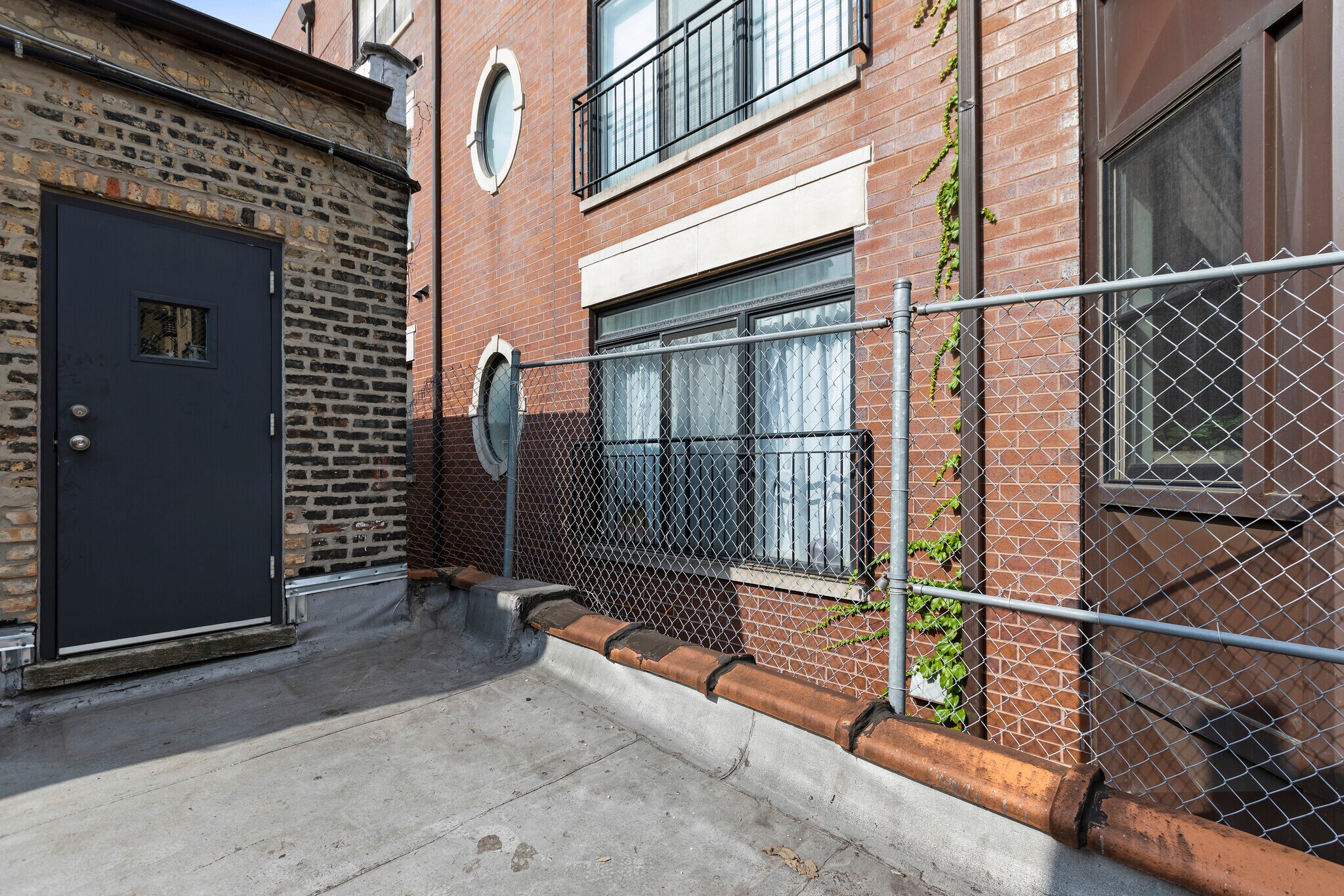 Building Photo - 1136 W Wilson Ave