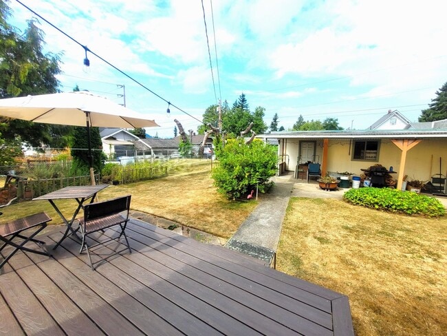 Building Photo - Charming Three Bedroom Home with Large Fen...