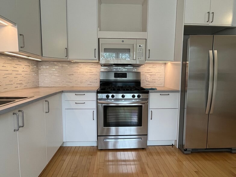 Building Photo - 3010 Bolgos Cir