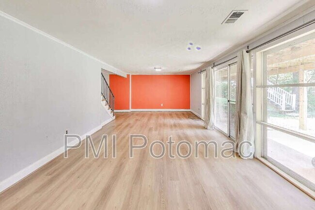Building Photo - 5406 Parkvale Terrace