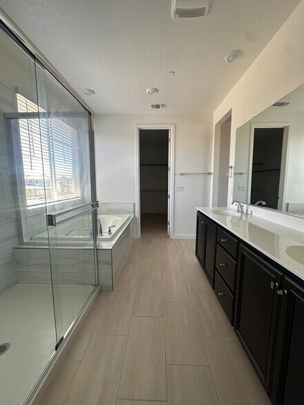 Building Photo - 2476 Laramie Cir