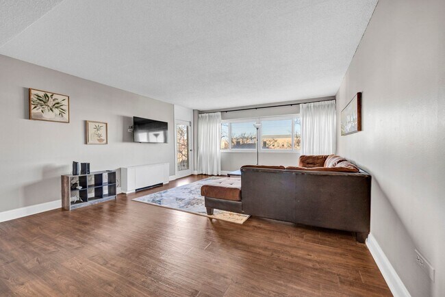 Building Photo - 2 Bedroom 1 Bathroom with Washer/Dryer