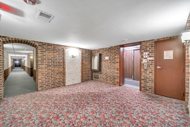 Building Photo - 350 Plum Creek Dr